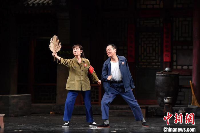 北京人艺春节档热闹上演《全家福》。剧院供图