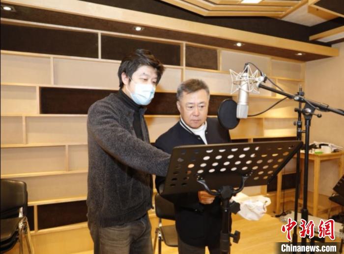作曲刘晓初(左)和尹博林(右)在交流。全总文工团供图