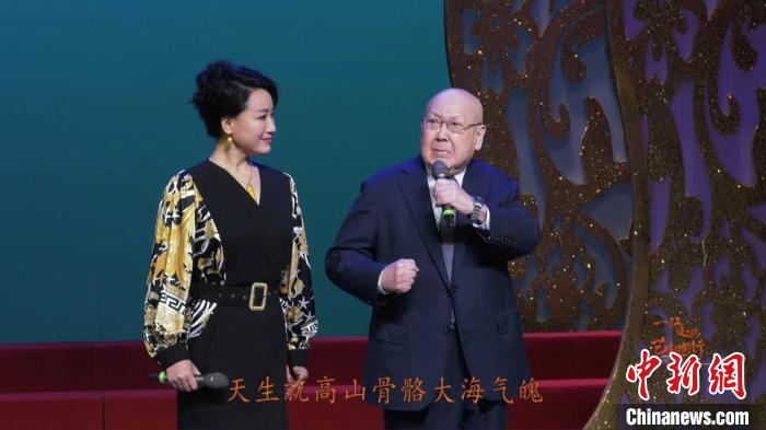 3月26日，著名京剧表演艺术家尚长荣为“一江连心艺起前行”上海京剧院线上演唱会开唱。　上海京剧院供图摄