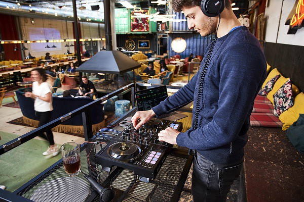Hercules（嗨酷乐）发布 DJCONTROL INPULSE 500帮助DJ走出卧室，开始第一场演出
