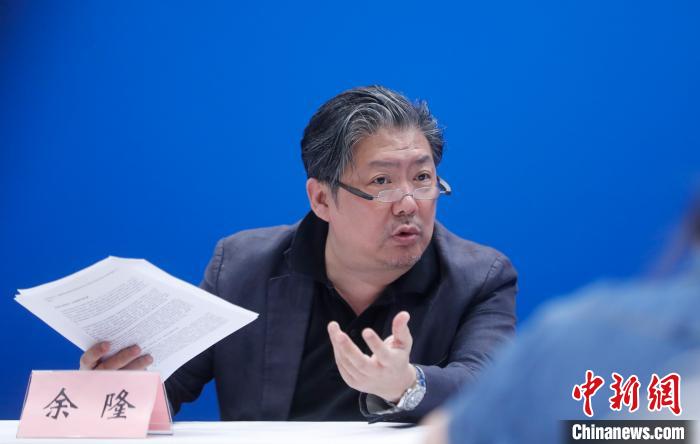 中国爱乐乐团音乐总监余隆杜洋摄