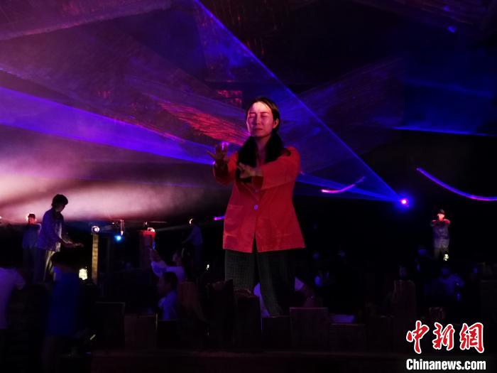 演员在“云之上”剧场“追梦年华”情景空间里表演。　单鹏摄