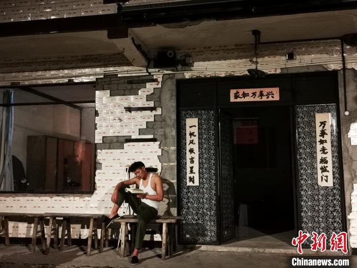 在“云之下”实景村落剧场，演员在院落里表演。　单鹏摄