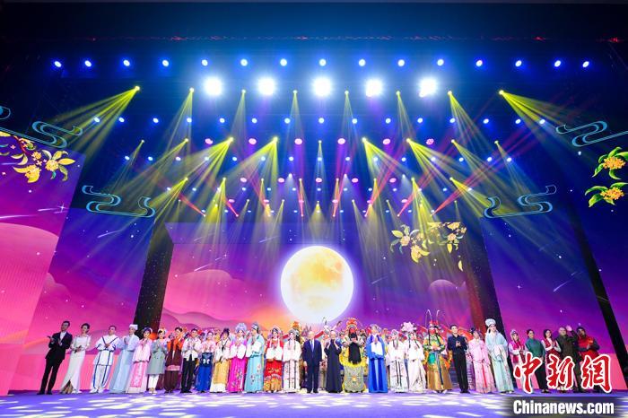 自2007年首次推出以来，江苏中秋戏曲晚会至今已连续举办了13届。这一以弘扬传统艺术为宗旨的文化惠民项目已成为江苏省每年一度的高水准戏曲艺术盛会。　张伟摄