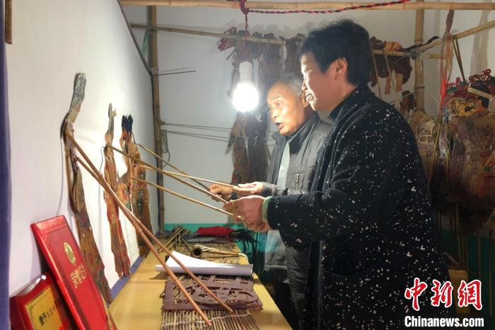 湖北七旬老人坚守传统皮影戏：愿“老艺”有“新人”
