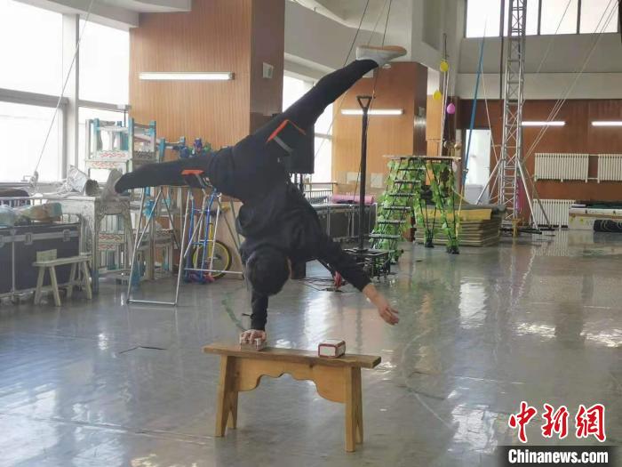图为小杂技演员王吉昌练习基本功。　乌娅娜摄