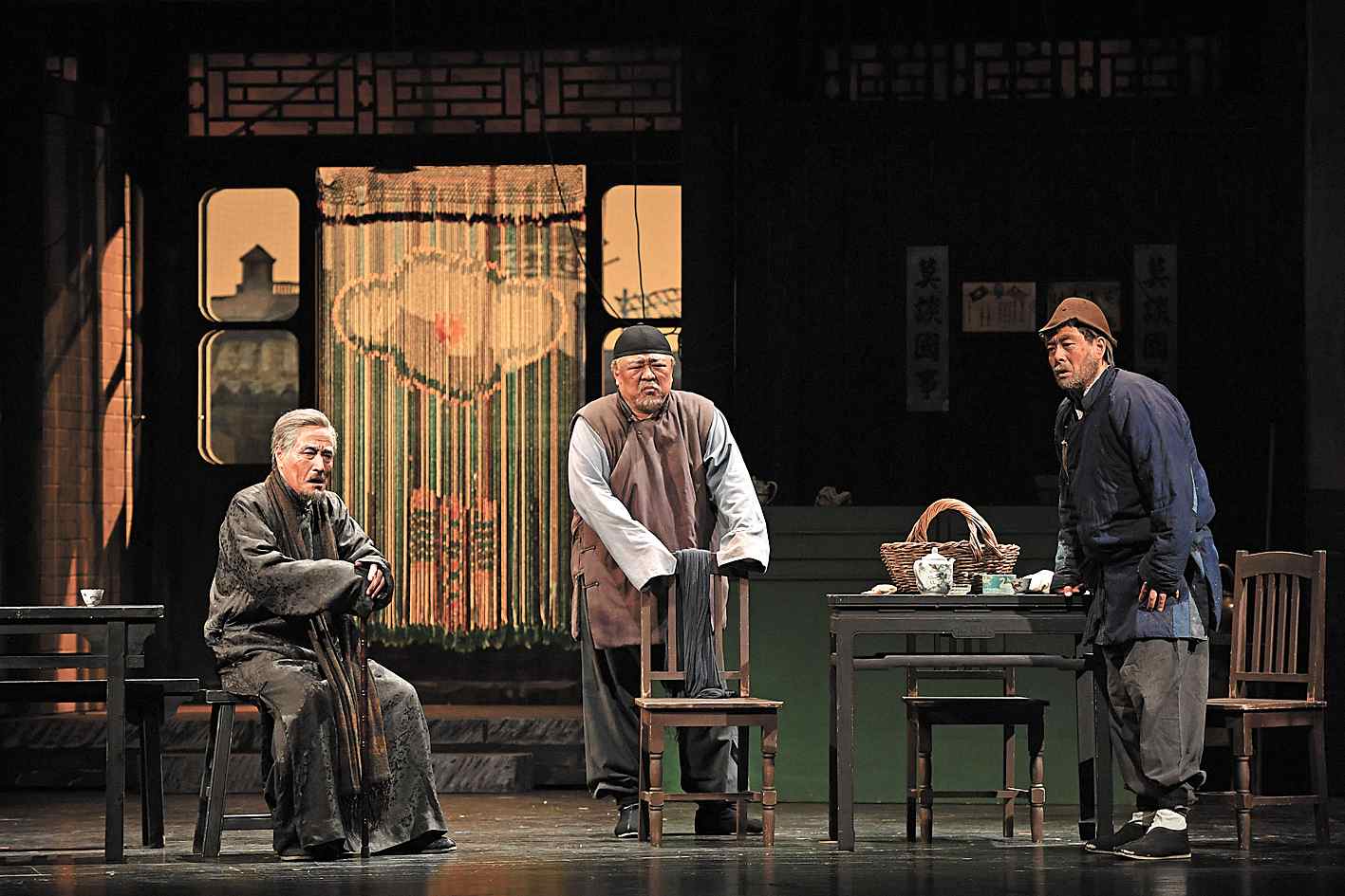 李六乙的《家》版九年后重返北京人民艺术舞台，四代演员上台-足够资源