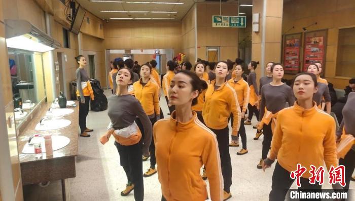 往届春晚演员在后台彩排(资料图)。吉林市歌舞团供图