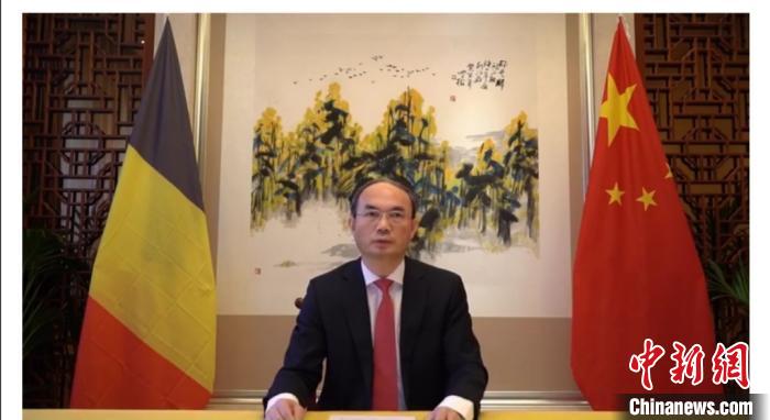 2021年适逢中比建交50周年，中国驻比利时大使曹忠明在演出前致辞。　布鲁塞尔中国文化中心供图摄