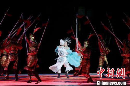 图为“唐玄宗”与“杨贵妃”。　张远摄
