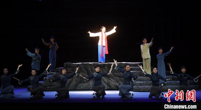 4月25日晚，由福建芳华越剧院复排的越剧《江姐》在福州芳华剧院演出。　记者刘可耕摄