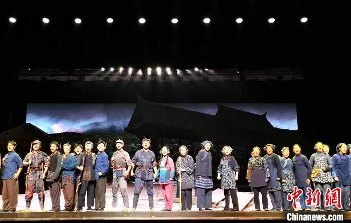 4月28日晚，民族歌剧《松毛岭之恋》在福建省龙岩市长汀县汀州客家剧院精彩上演。