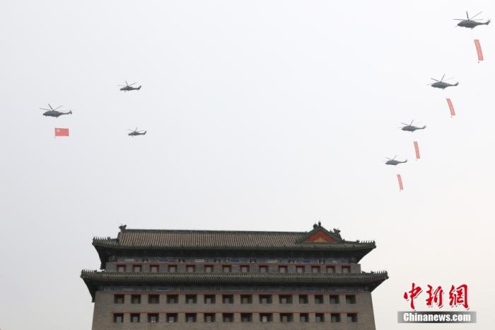 7月1日上午，庆祝中国共产党成立100周年大会在北京天安门广场隆重举行。图为飞行庆祝表演。 <a target='_blank' href='http://www.chinanews.com/'><p align=