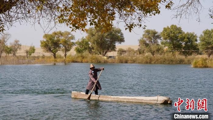 图为“卡盆”在罗布人村寨景区东沙山湖区的水面上。　庞博摄
