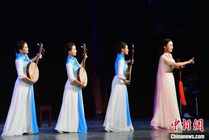 11月16日晚,演员在表演锦歌《月港传说》。 张斌摄