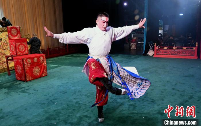演出前，福建京剧院优秀青年演员李献科在舞台上作热身动作。　记者刘可耕摄