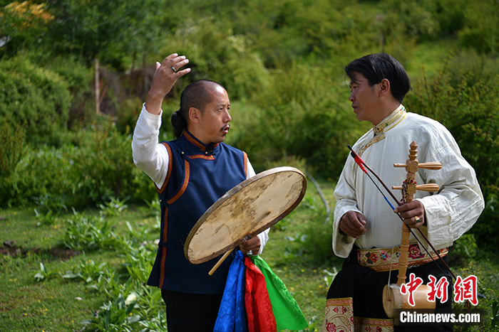 图为7月10日，热西·才让旦（左）与迪庆的民间音乐人白玛扎史（右）在交流。 <a target='_blank' href='/'>中新社</a>记者刘冉阳摄