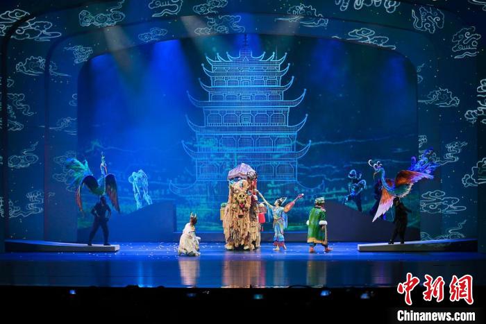 11月5日晚，由中外团队联合制作的亲子音乐舞台剧《敦煌奇妙夜》在天津上演。　<a target='_blank' href='/'>中新社</a>记者佟郁摄