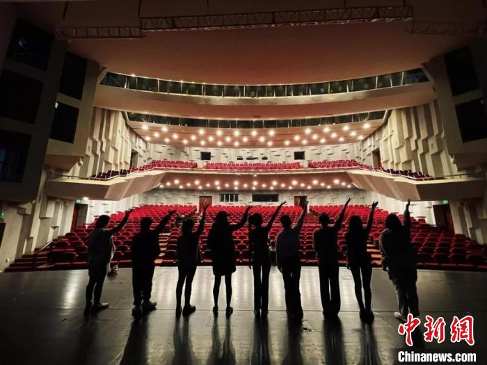学员们在中国国家话剧院剧场观摩教学中国文化管理协会供图