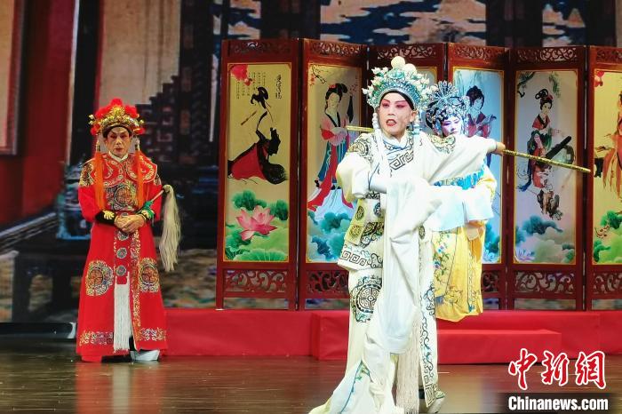 图为江西省庐山市西河戏演员演出。(资料图)程月华供图