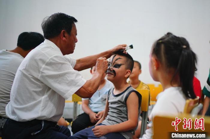 图为程家训走进校园给孩子们上一堂非遗文化传承课。(资料图)程月华供图