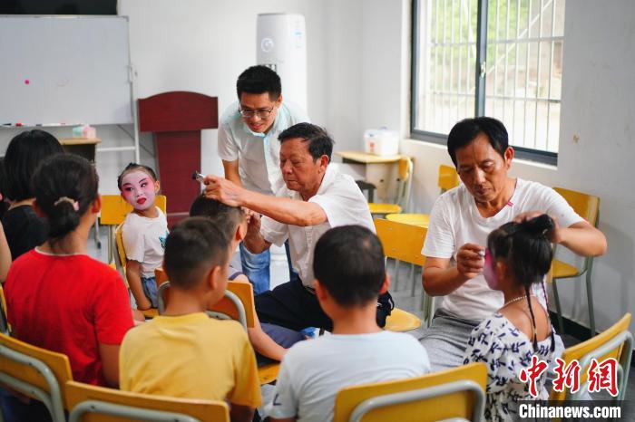 图为程家训走进校园给孩子们上一堂非遗文化传承课。(资料图)程月华供图