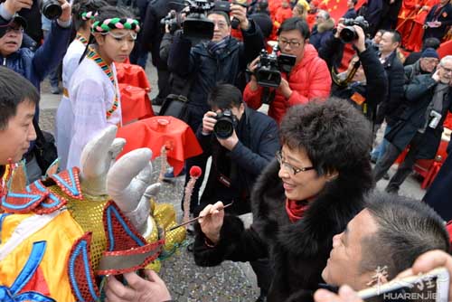 米兰华社举办民俗文化节活动 舞龙舞狮庆中国