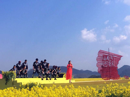 乌兰图雅跟随央视《民歌·中国》走进云南献金曲 乌兰图雅跟随央视《民歌·中国》走进云南献金曲