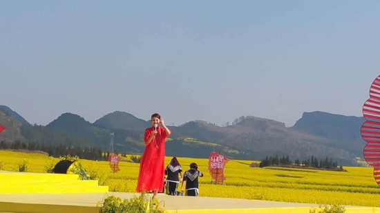乌兰图雅跟随央视《民歌·中国》走进云南献金曲 乌兰图雅跟随央视《民歌·中国》走进云南献金曲