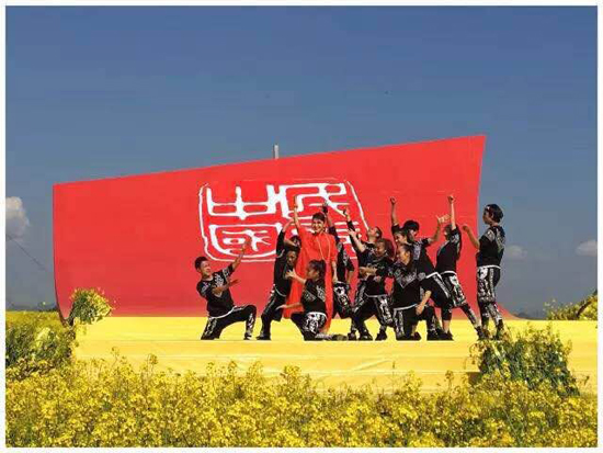 乌兰图雅跟随央视《民歌·中国》走进云南献金曲 乌兰图雅跟随央视《民歌·中国》走进云南献金曲