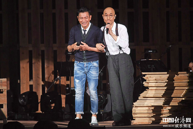 卢冠廷演唱会分享大爱 徐小凤刘德华压轴掀高潮 卢冠廷演唱会分享大爱 徐小凤刘德华压轴掀高潮