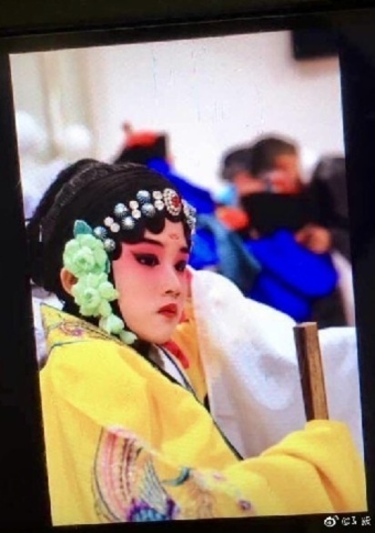 陆毅大女儿表演京剧 花旦扮相专业有范儿
