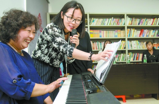 志愿者为残疾人士进行免费音乐培训