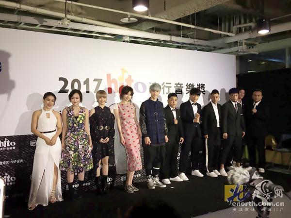 陈明憙盛装出席台湾2017hito流行音乐奖颁奖礼