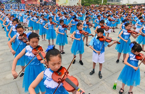 開幕式現場數百名兒童拉奏小提琴