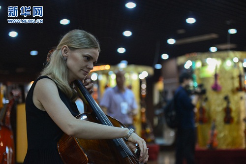 外國樂師試奏黃橋生産的大提琴