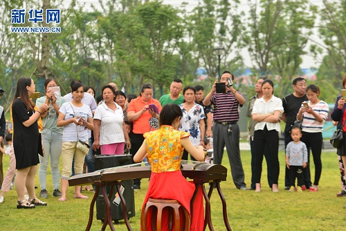 悠揚的古箏聲引得市民紛紛拿出手機拍攝