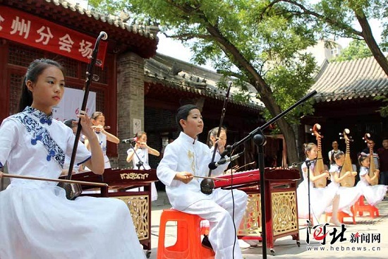 沧州：200余人演奏乐器 市民享受音乐魅力