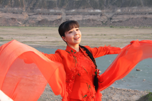 王二妮拍《我从西边来》MV 黄河壶口瀑布取景